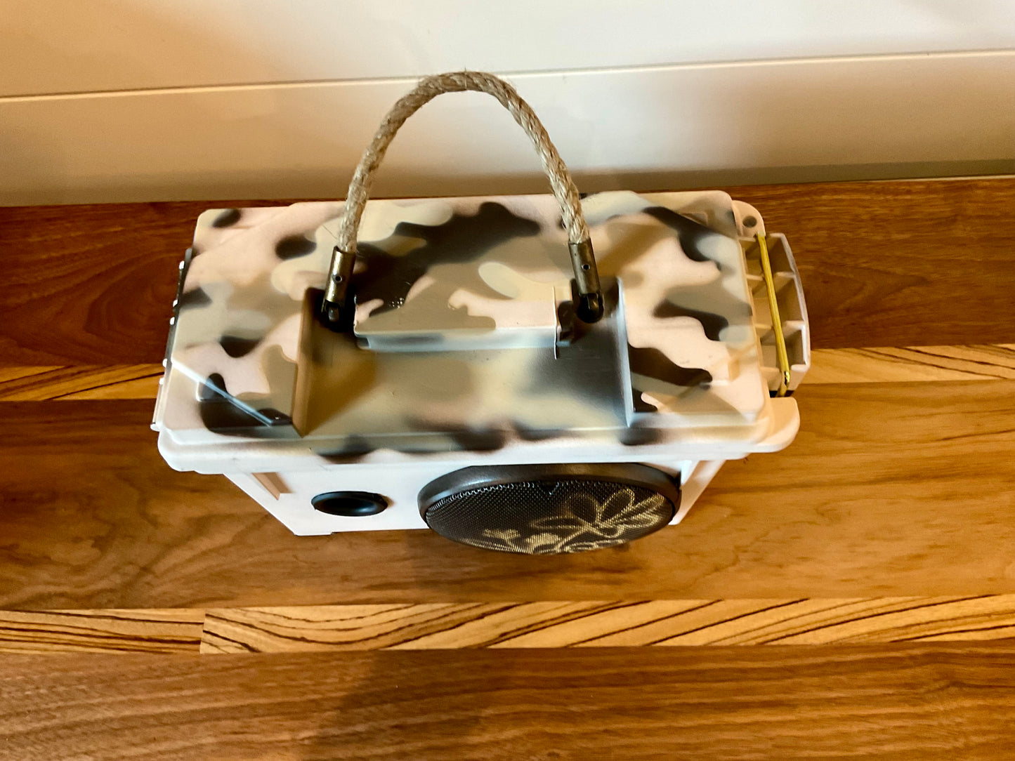 "Whiteout" Field-box bluetooth speaker